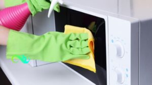 How to clean a microwave at home 