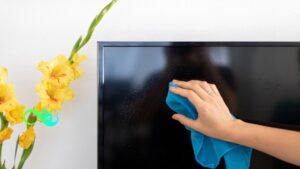 The best Guide to clean a TV screen in 2024